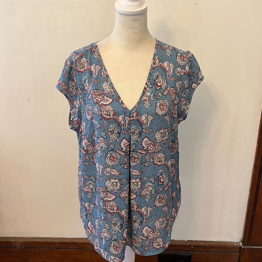 DR2 wedgewood blue floral cap sleeve cut out back blouse Size M EUC